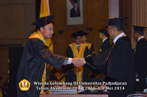 wisuda-unpad-gel-iii-ta-2013_2014-fakultas-hukum-oleh-rektor-ilalang-foto-100