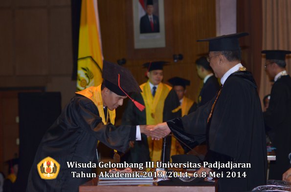 wisuda-unpad-gel-iii-ta-2013_2014-fakultas-hukum-oleh-rektor-ilalang-foto-102