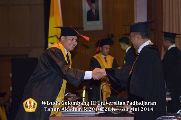 wisuda-unpad-gel-iii-ta-2013_2014-fakultas-hukum-oleh-rektor-ilalang-foto-103