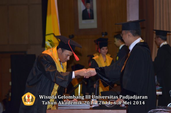 wisuda-unpad-gel-iii-ta-2013_2014-fakultas-hukum-oleh-rektor-ilalang-foto-104