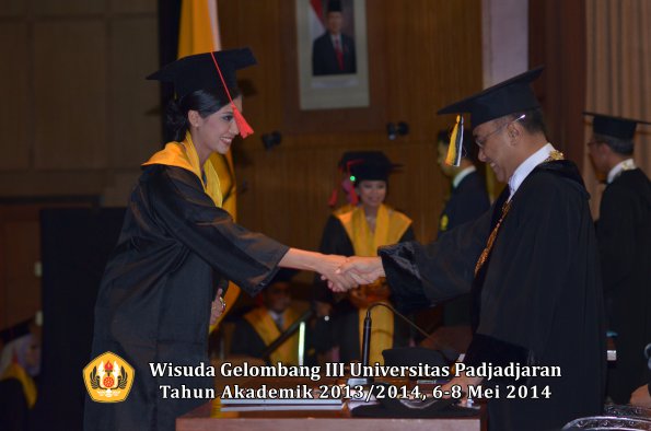 wisuda-unpad-gel-iii-ta-2013_2014-fakultas-hukum-oleh-rektor-ilalang-foto-108