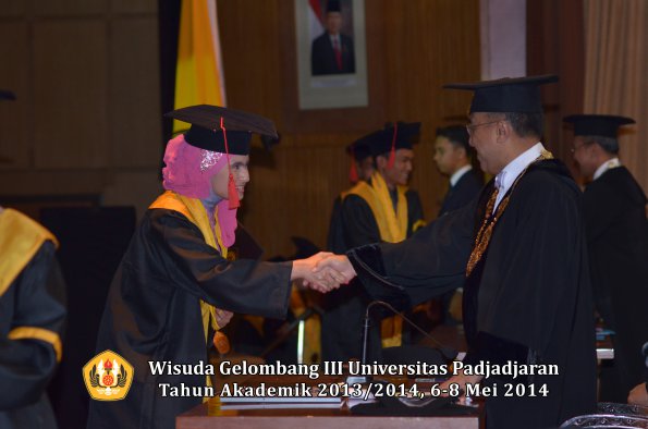 wisuda-unpad-gel-iii-ta-2013_2014-fakultas-hukum-oleh-rektor-ilalang-foto-110