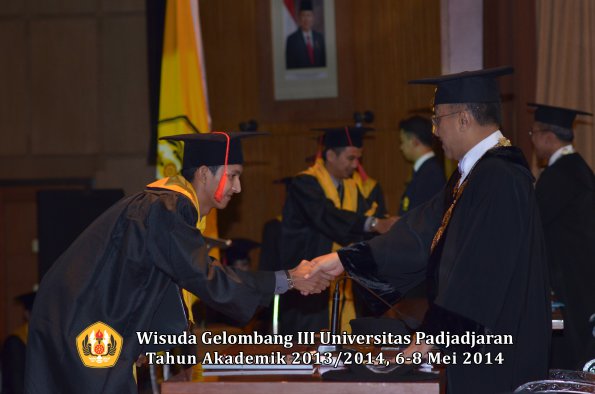 wisuda-unpad-gel-iii-ta-2013_2014-fakultas-hukum-oleh-rektor-ilalang-foto-121