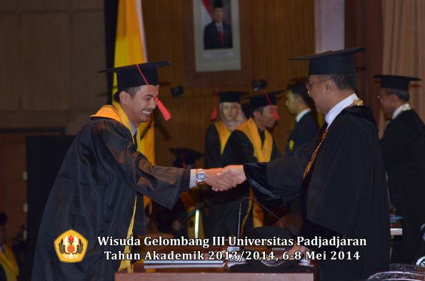 wisuda-unpad-gel-iii-ta-2013_2014-fakultas-hukum-oleh-rektor-ilalang-foto-122