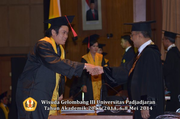 wisuda-unpad-gel-iii-ta-2013_2014-fakultas-hukum-oleh-rektor-ilalang-foto-136