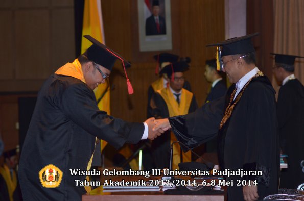 wisuda-unpad-gel-iii-ta-2013_2014-fakultas-hukum-oleh-rektor-ilalang-foto-148