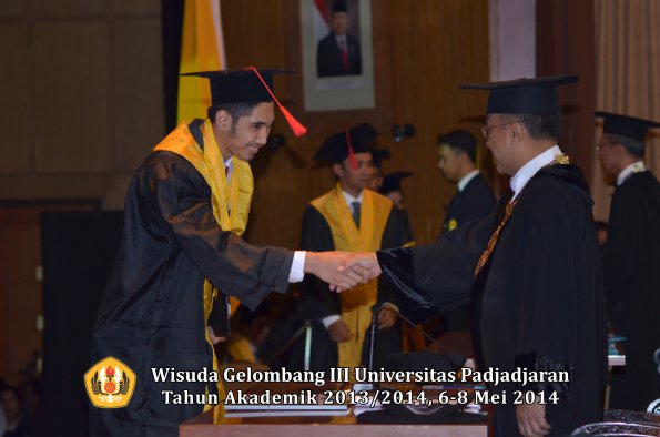 wisuda-unpad-gel-iii-ta-2013_2014-fakultas-hukum-oleh-rektor-ilalang-foto-150