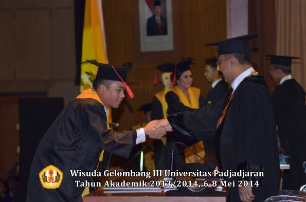 wisuda-unpad-gel-iii-ta-2013_2014-fakultas-hukum-oleh-rektor-ilalang-foto-152