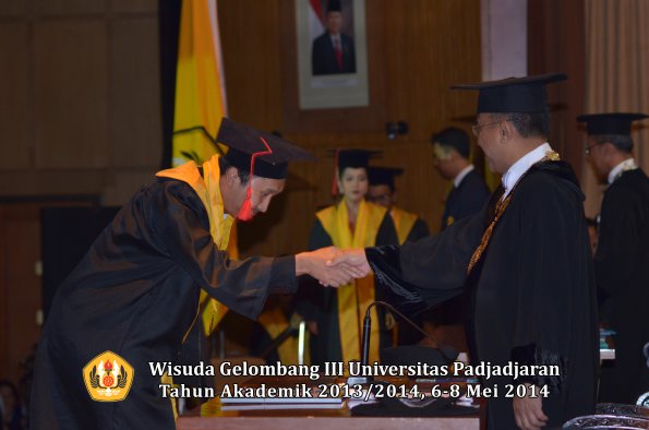 wisuda-unpad-gel-iii-ta-2013_2014-fakultas-hukum-oleh-rektor-ilalang-foto-156