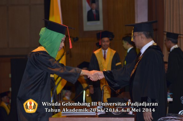 wisuda-unpad-gel-iii-ta-2013_2014-fakultas-hukum-oleh-rektor-ilalang-foto-162