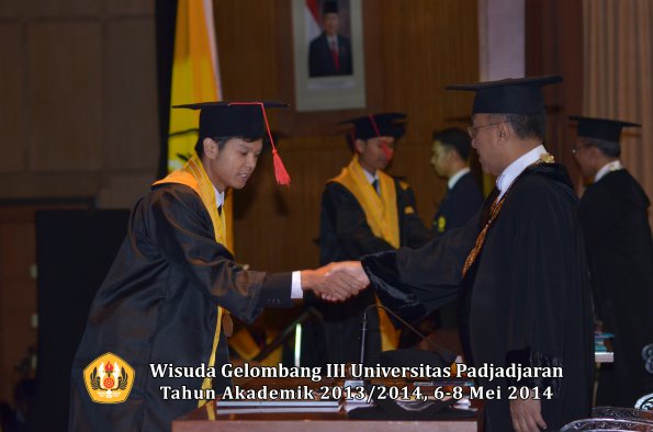 wisuda-unpad-gel-iii-ta-2013_2014-fakultas-hukum-oleh-rektor-ilalang-foto-164