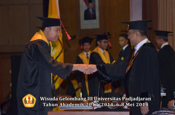 wisuda-unpad-gel-iii-ta-2013_2014-fakultas-hukum-oleh-rektor-ilalang-foto-171