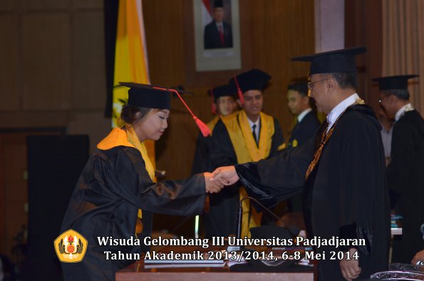 wisuda-unpad-gel-iii-ta-2013_2014-fakultas-hukum-oleh-rektor-ilalang-foto-174