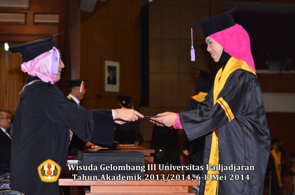 wisuda-unpad-gel-iii-ta-2013_2014-fakultas-kedokteran-gigi-oleh-dekan-ilalang-foto-021