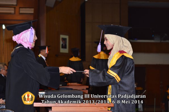 wisuda-unpad-gel-iii-ta-2013_2014-fakultas-kedokteran-gigi-oleh-dekan-ilalang-foto-027