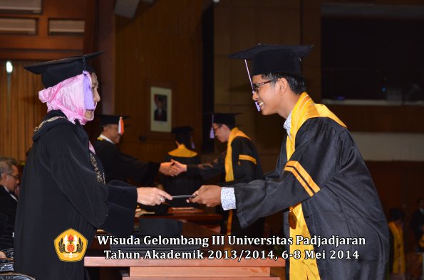 wisuda-unpad-gel-iii-ta-2013_2014-fakultas-kedokteran-gigi-oleh-dekan-ilalang-foto-037