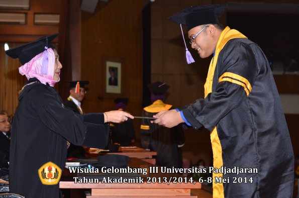 wisuda-unpad-gel-iii-ta-2013_2014-fakultas-kedokteran-gigi-oleh-dekan-ilalang-foto-041