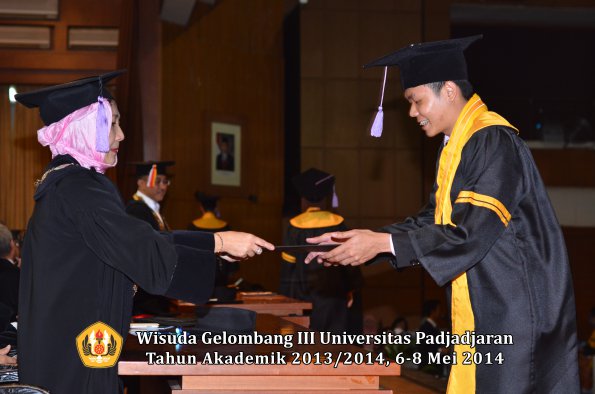 wisuda-unpad-gel-iii-ta-2013_2014-fakultas-kedokteran-gigi-oleh-dekan-ilalang-foto-045