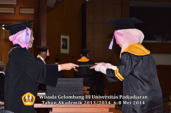 wisuda-unpad-gel-iii-ta-2013_2014-fakultas-kedokteran-gigi-oleh-dekan-ilalang-foto-047