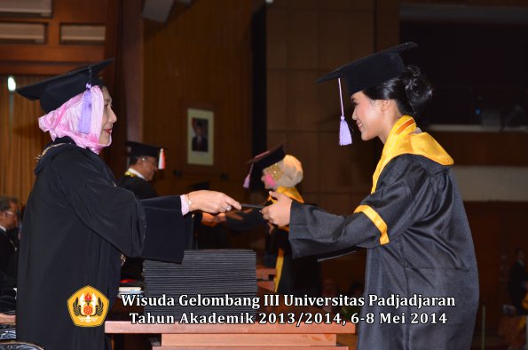 wisuda-unpad-gel-iii-ta-2013_2014-fakultas-kedokteran-gigi-oleh-dekan-ilalang-foto-052