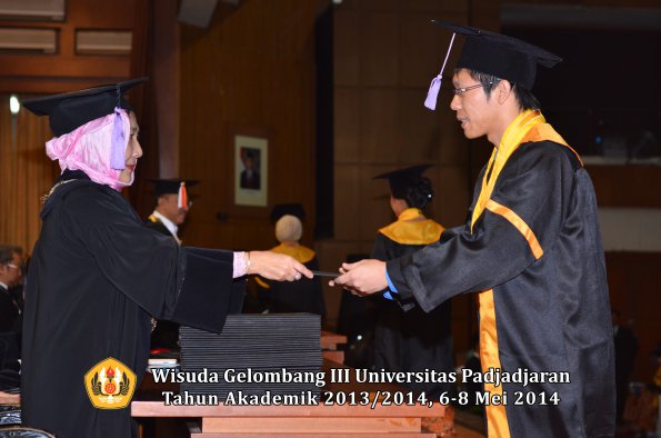 wisuda-unpad-gel-iii-ta-2013_2014-fakultas-kedokteran-gigi-oleh-dekan-ilalang-foto-053