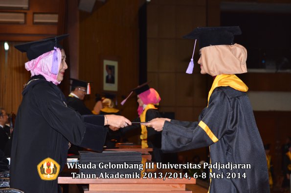 wisuda-unpad-gel-iii-ta-2013_2014-fakultas-kedokteran-gigi-oleh-dekan-ilalang-foto-067