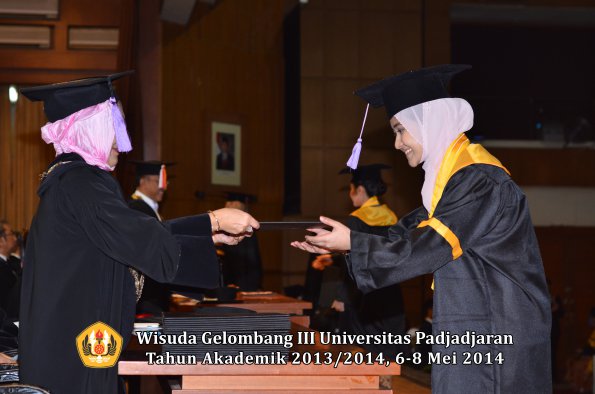 wisuda-unpad-gel-iii-ta-2013_2014-fakultas-kedokteran-gigi-oleh-dekan-ilalang-foto-069