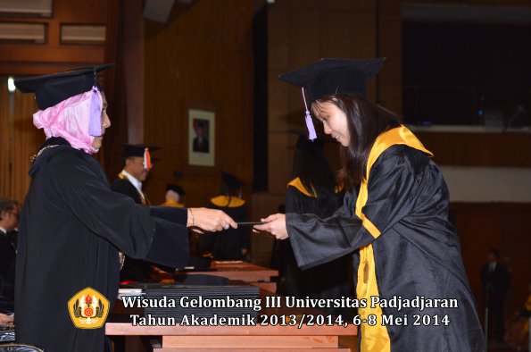 wisuda-unpad-gel-iii-ta-2013_2014-fakultas-kedokteran-gigi-oleh-dekan-ilalang-foto-072