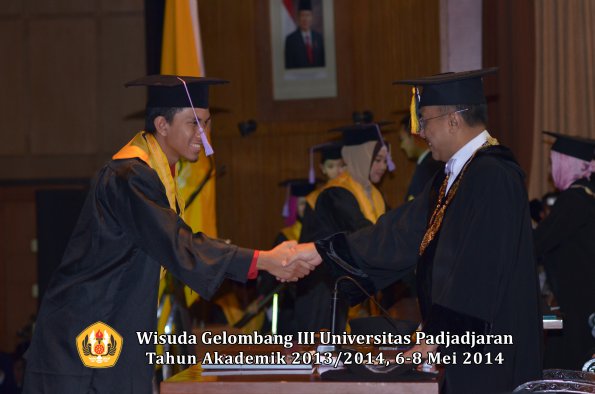 wisuda-unpad-gel-iii-ta-2013_2014-fakultas-kedokteran-gigi-oleh-rektor-ilalang-foto-017