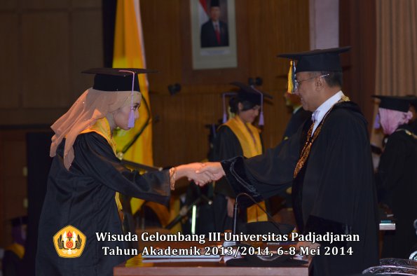 wisuda-unpad-gel-iii-ta-2013_2014-fakultas-kedokteran-gigi-oleh-rektor-ilalang-foto-031