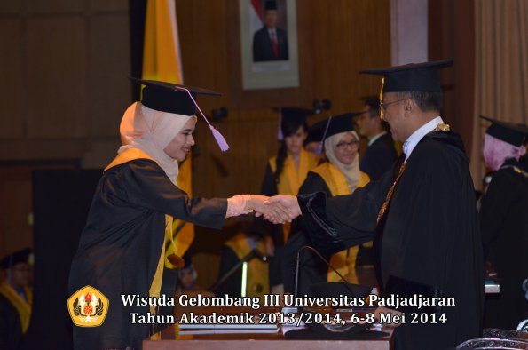 wisuda-unpad-gel-iii-ta-2013_2014-fakultas-kedokteran-gigi-oleh-rektor-ilalang-foto-033