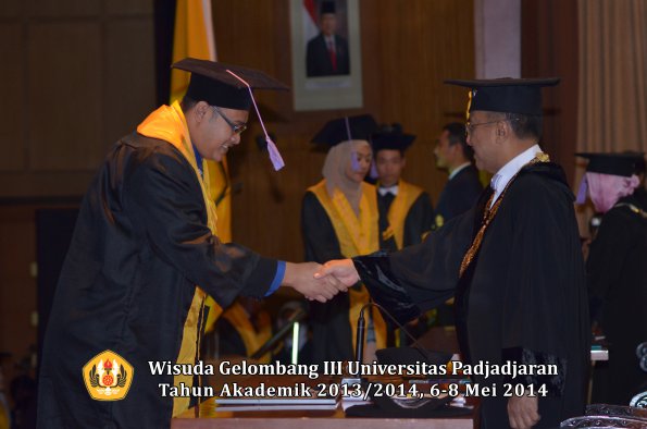 wisuda-unpad-gel-iii-ta-2013_2014-fakultas-kedokteran-gigi-oleh-rektor-ilalang-foto-041