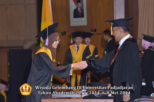 wisuda-unpad-gel-iii-ta-2013_2014-fakultas-kedokteran-gigi-oleh-rektor-ilalang-foto-044