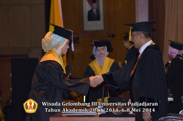 wisuda-unpad-gel-iii-ta-2013_2014-fakultas-kedokteran-gigi-oleh-rektor-ilalang-foto-048