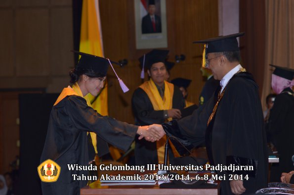 wisuda-unpad-gel-iii-ta-2013_2014-fakultas-kedokteran-gigi-oleh-rektor-ilalang-foto-060