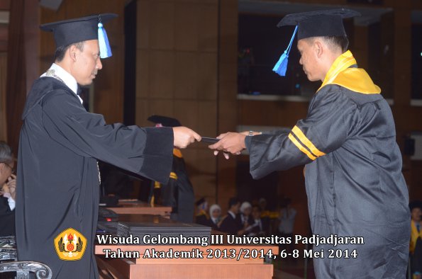 wisuda-unpad-gel-iii-ta-2013_2014-fakultas-ilmu-keperawatan-oleh-dekan-ilalang-foto-027