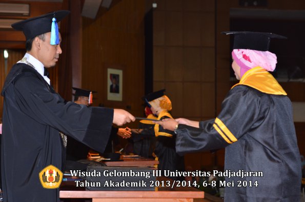 wisuda-unpad-gel-iii-ta-2013_2014-fakultas-ilmu-keperawatan-oleh-dekan-ilalang-foto-060