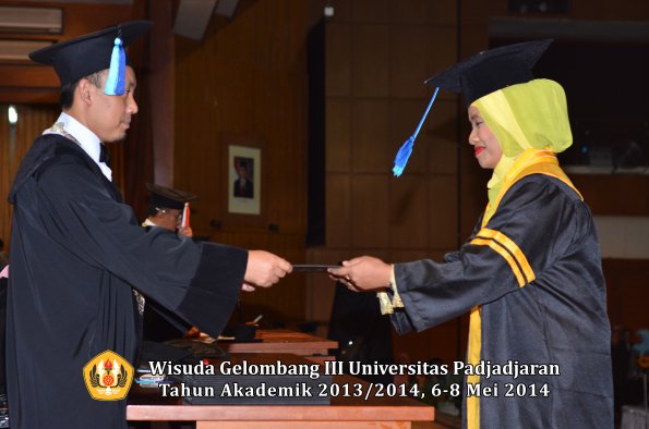 wisuda-unpad-gel-iii-ta-2013_2014-fakultas-ilmu-keperawatan-oleh-dekan-ilalang-foto-067