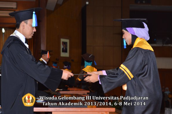 wisuda-unpad-gel-iii-ta-2013_2014-fakultas-ilmu-keperawatan-oleh-dekan-ilalang-foto-077