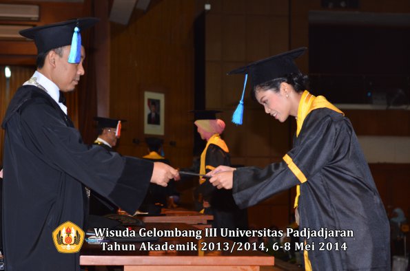 wisuda-unpad-gel-iii-ta-2013_2014-fakultas-ilmu-keperawatan-oleh-dekan-ilalang-foto-080