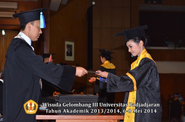 wisuda-unpad-gel-iii-ta-2013_2014-fakultas-ilmu-keperawatan-oleh-dekan-ilalang-foto-081