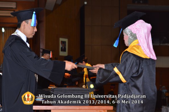 wisuda-unpad-gel-iii-ta-2013_2014-fakultas-ilmu-keperawatan-oleh-dekan-ilalang-foto-082