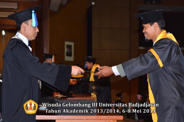 wisuda-unpad-gel-iii-ta-2013_2014-fakultas-ilmu-keperawatan-oleh-dekan-ilalang-foto-088