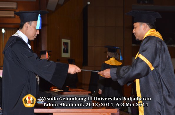 wisuda-unpad-gel-iii-ta-2013_2014-fakultas-ilmu-keperawatan-oleh-dekan-ilalang-foto-090