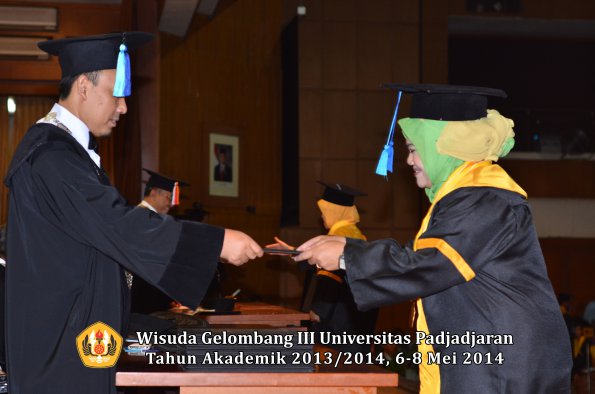 wisuda-unpad-gel-iii-ta-2013_2014-fakultas-ilmu-keperawatan-oleh-dekan-ilalang-foto-092