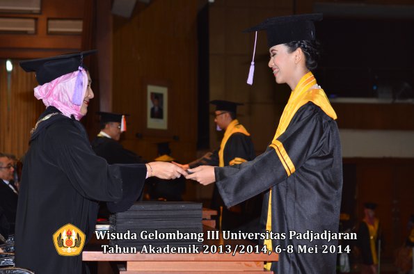 wisuda-unpad-gel-iii-ta-2013_2014-fakultas-kedokteran-gigi-oleh-dekan-ilalang-foto-013