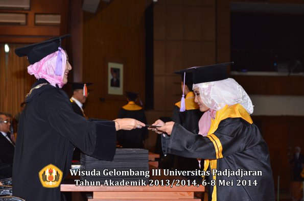 wisuda-unpad-gel-iii-ta-2013_2014-fakultas-kedokteran-gigi-oleh-dekan-ilalang-foto-014