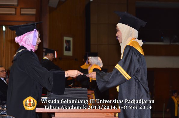 wisuda-unpad-gel-iii-ta-2013_2014-fakultas-kedokteran-gigi-oleh-dekan-ilalang-foto-015