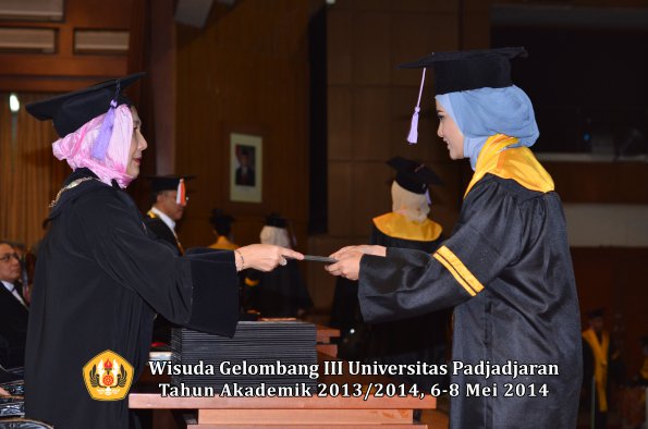 wisuda-unpad-gel-iii-ta-2013_2014-fakultas-kedokteran-gigi-oleh-dekan-ilalang-foto-016