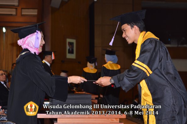 wisuda-unpad-gel-iii-ta-2013_2014-fakultas-kedokteran-gigi-oleh-dekan-ilalang-foto-017